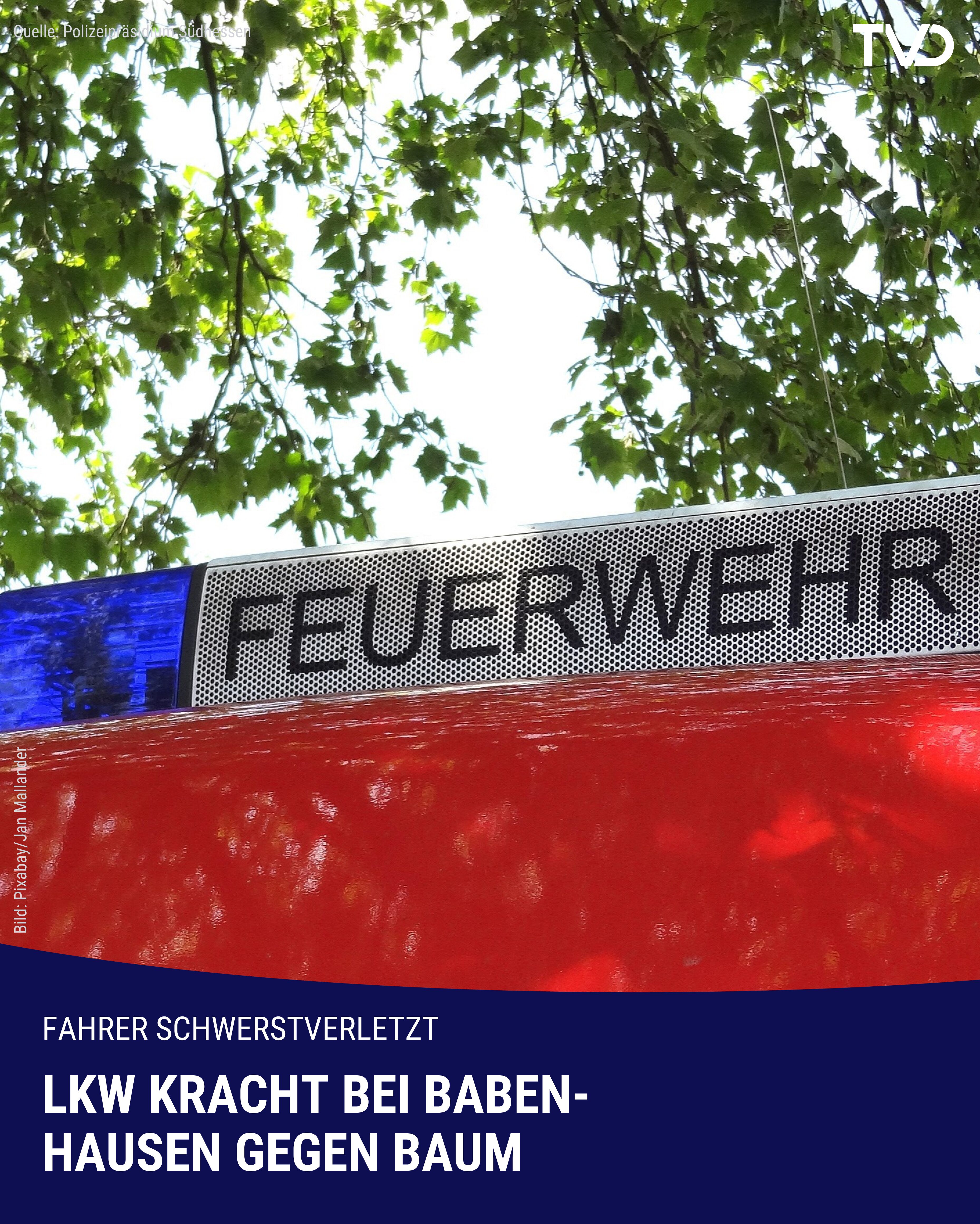 LKW kracht bei Babenhausen gegen Baum: Fahrer schwerstverletzt