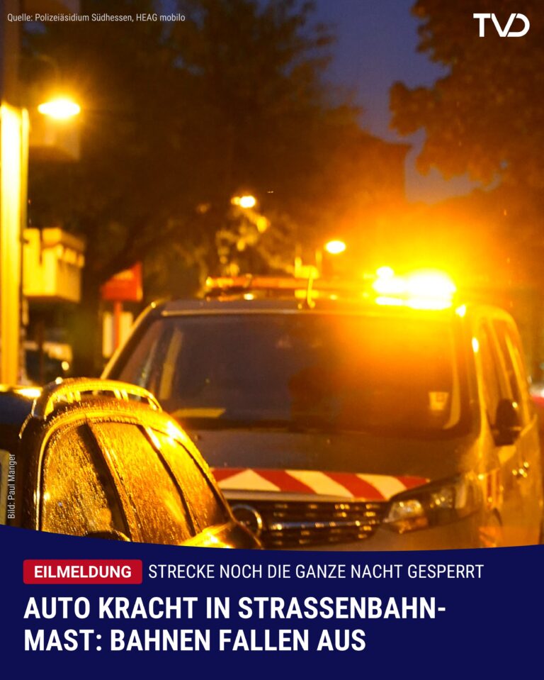 Auto kracht in Straßenbahnmast: Ersatzverkehr bis mindestens Freitag