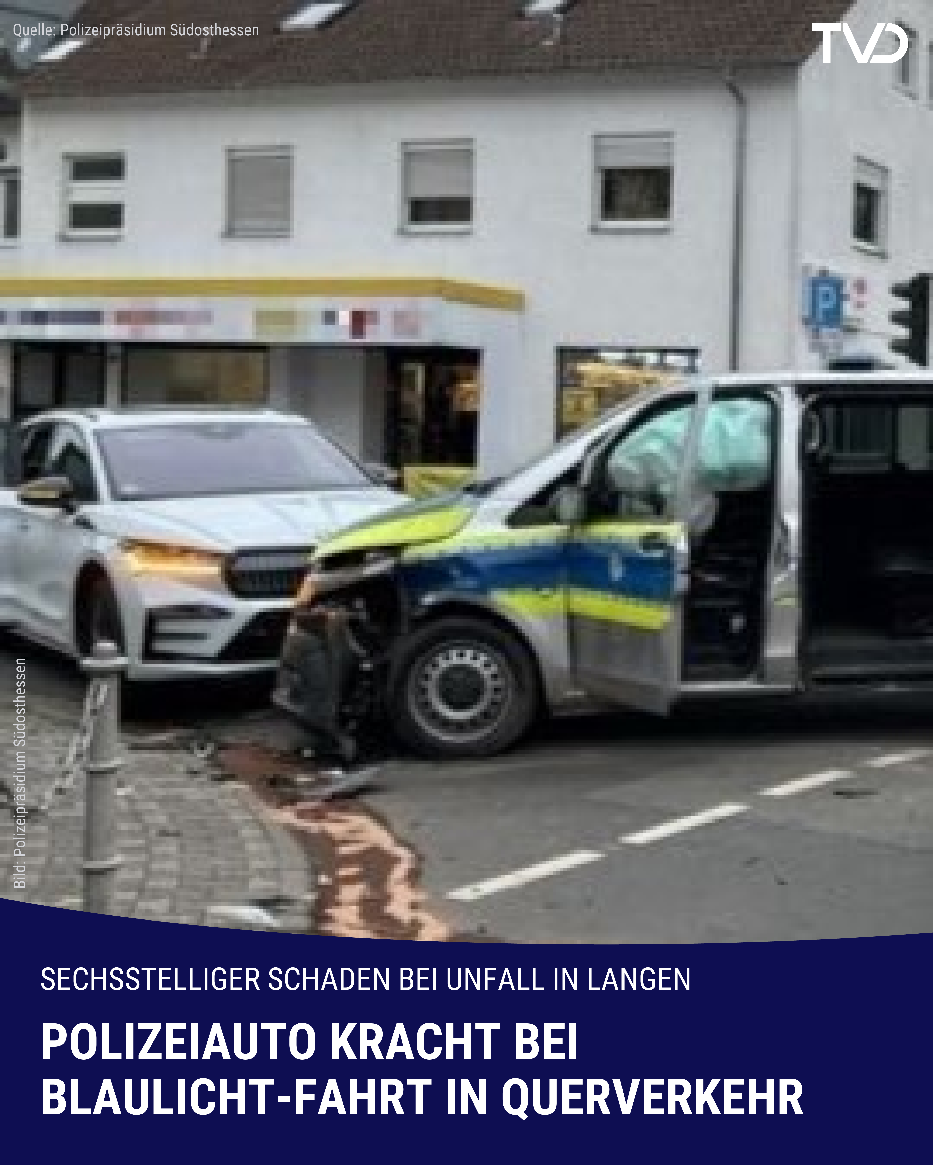 Polizeiauto kracht bei Blaulicht-Fahrt in Langen in Querverkehr