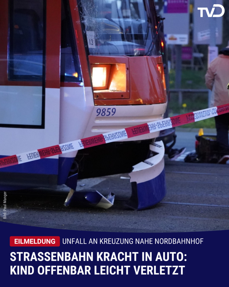 Straßenbahn kracht nahe Nordbahnhof in Auto: Offenbar Kind verletzt